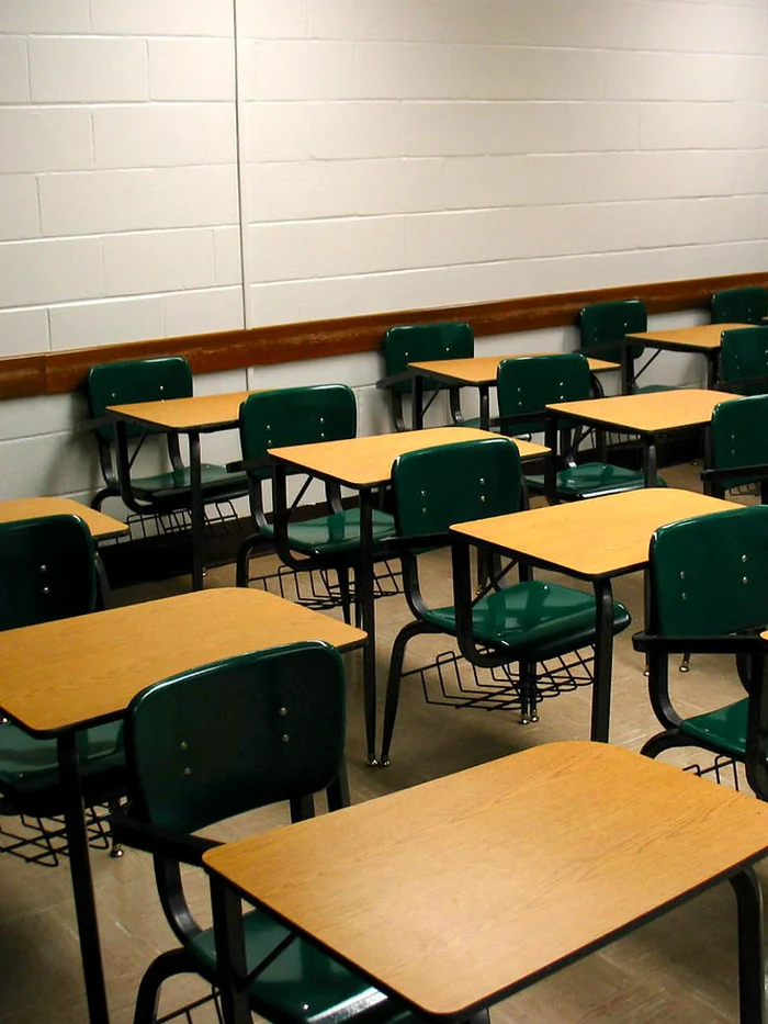 Leeres Klassenzimmer mit Tischreihen